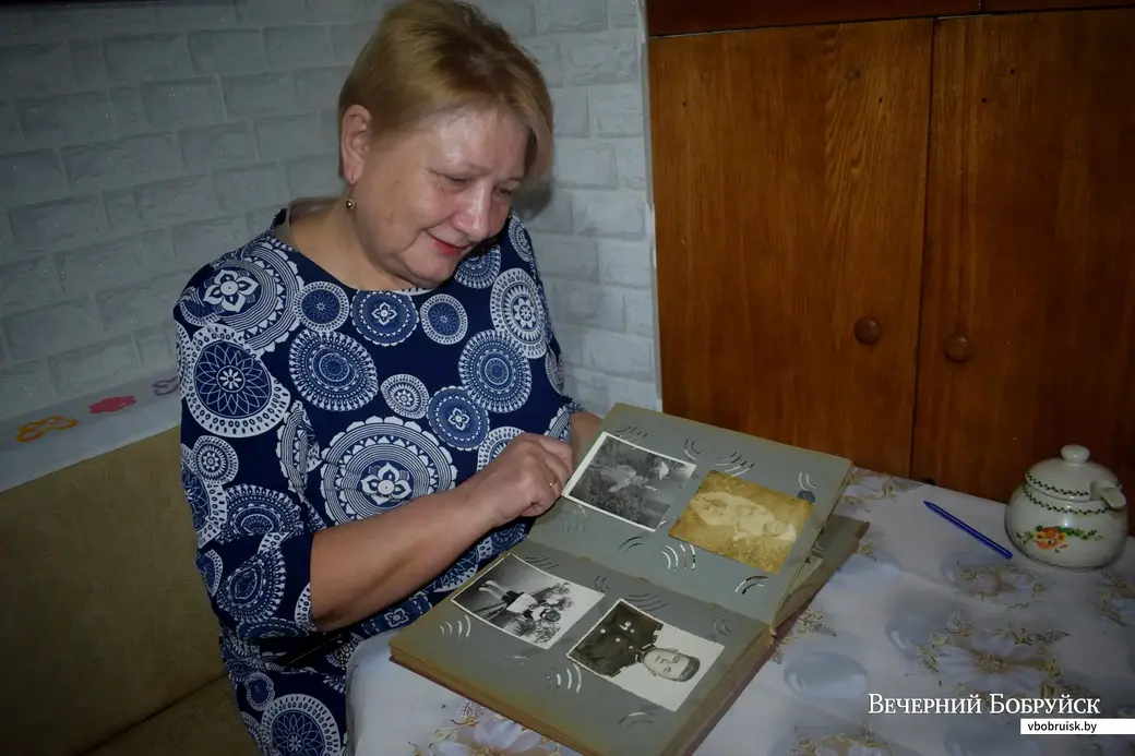 Раиса Ивановна Багук листает семейный альбом.