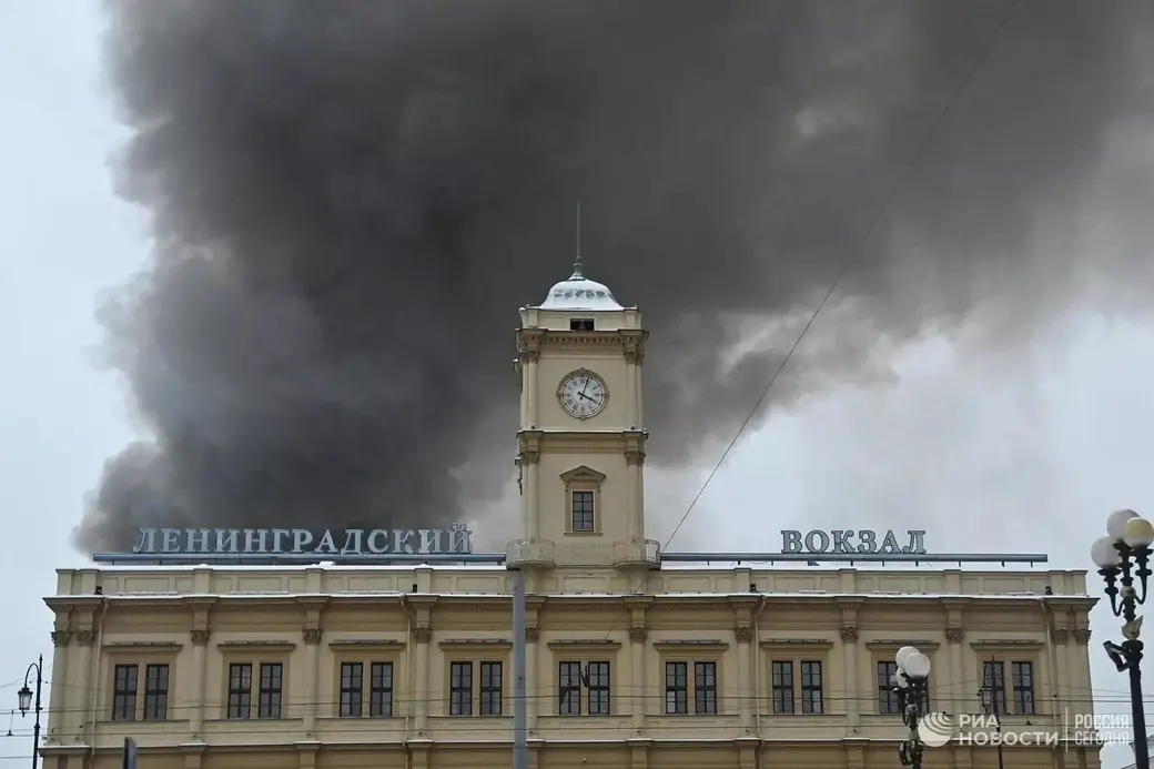 20 ноября 2022 года. Россия. Москва. Вид на дым от пожара в складском здании в районе Комсомольской площади.