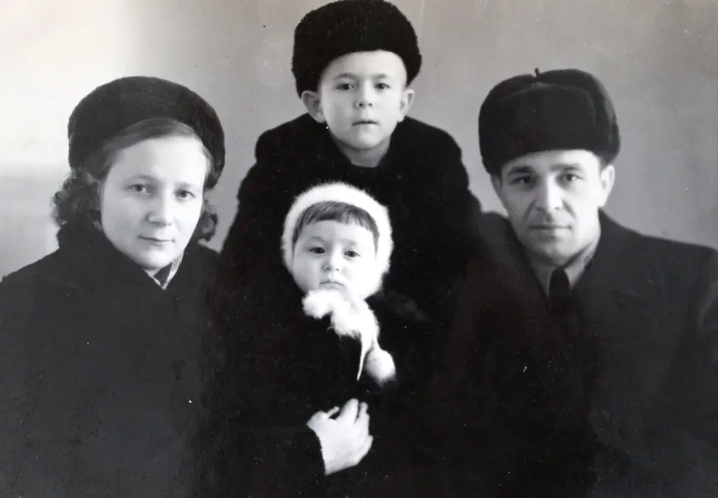 Семья Вераксо: Адольф Владимирович, Нина Ивановна, сыновья Александр и Павел. Фото из семейного архива. 1959 год.