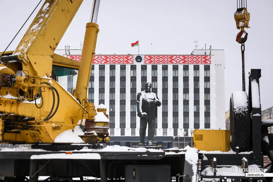 21.11.2022. Бобруйск. Коммунальные службы приступили к сборке металлической конструкции для новогодней ёлки на площади имени В.И.Ленина