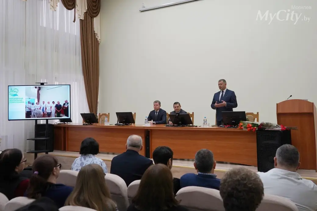 Представление нового главного врача Могилева Виктора Алексейкова (справа). Могилев, ноябрь, 2022 год.
