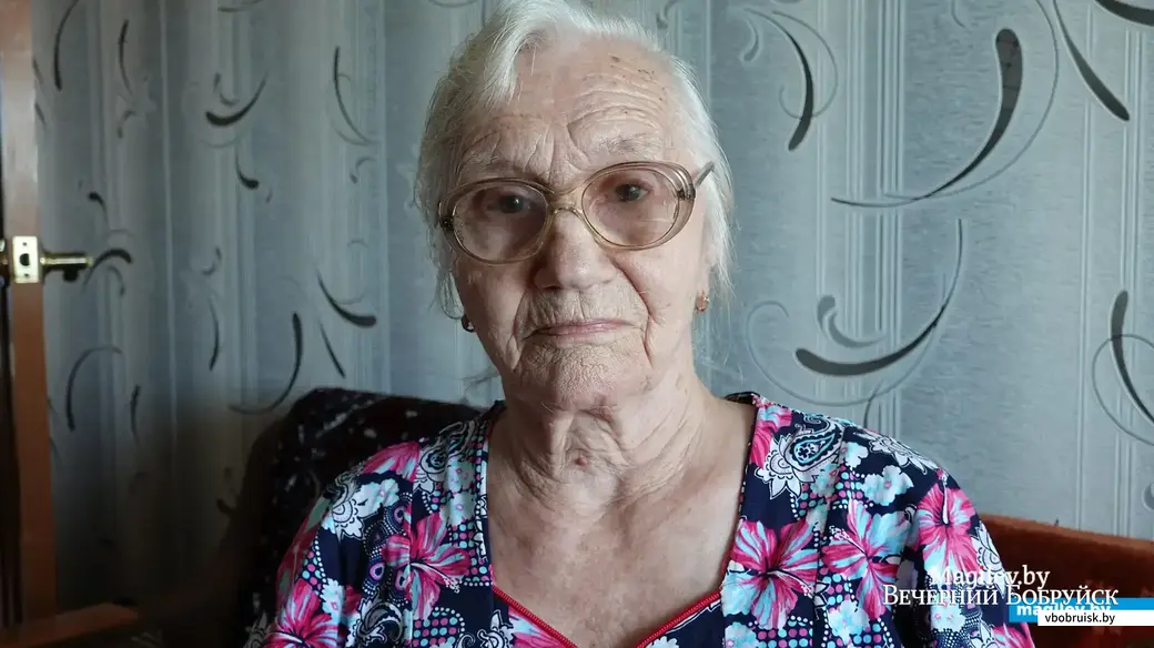 Валентина Михайловна Бурая в своей квартире на Орджоникидзе. Квартиру эту они с мужем получили после девяти лет работы на заводе РТИ.