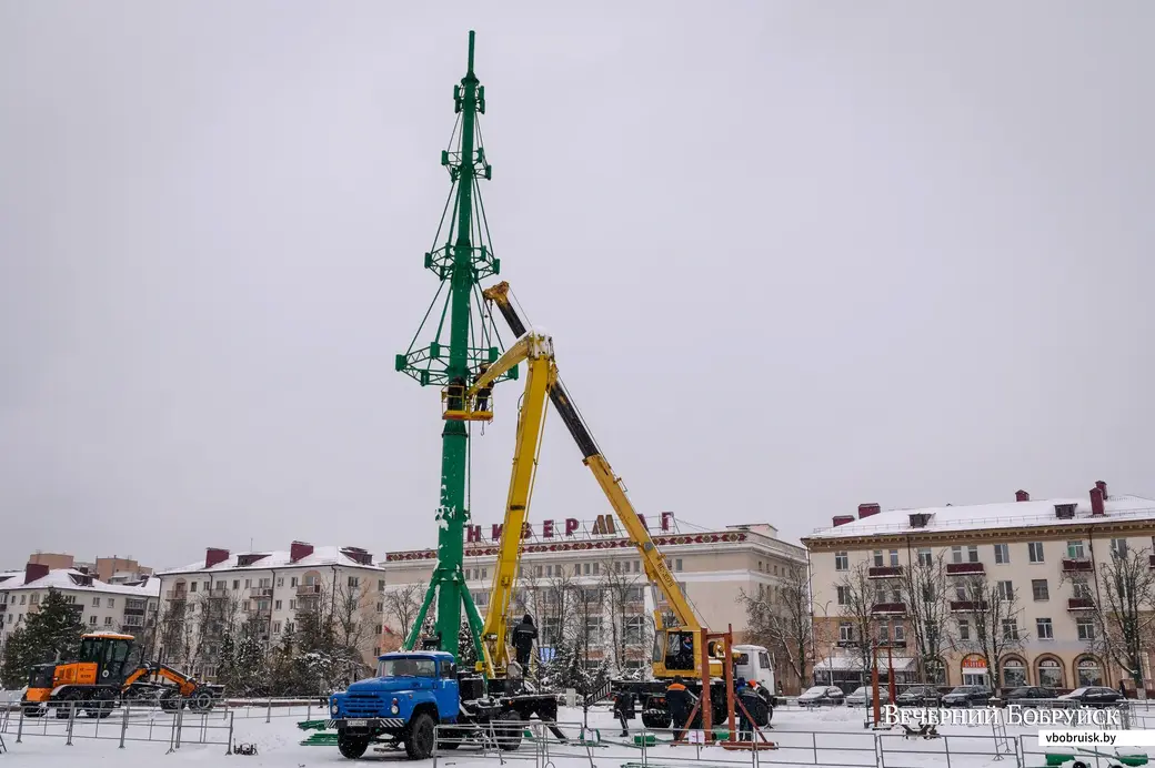 24.11.2022. Бобруйск. Ледовую площадку для катания на коьках построили на площади им. В.И.Ленина