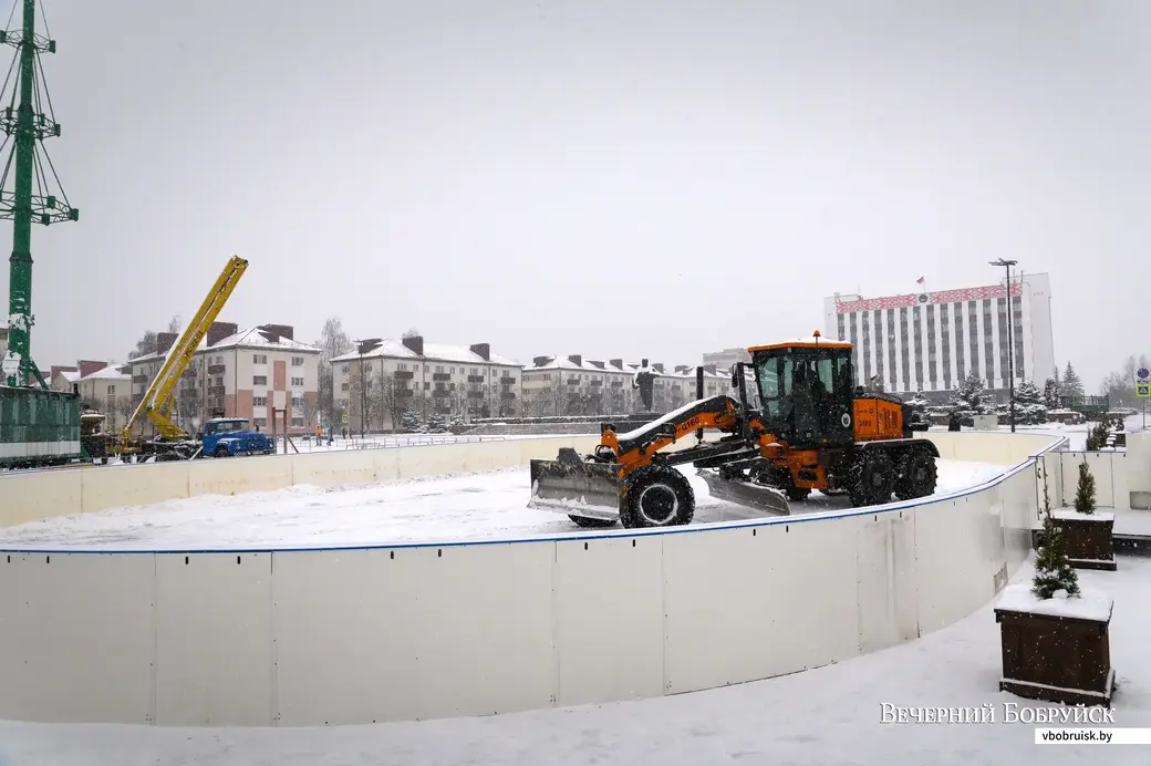 24.11.2022. Бобруйск. Ледовую площадку для катания на коьках построили на площади им. В.И.Ленина