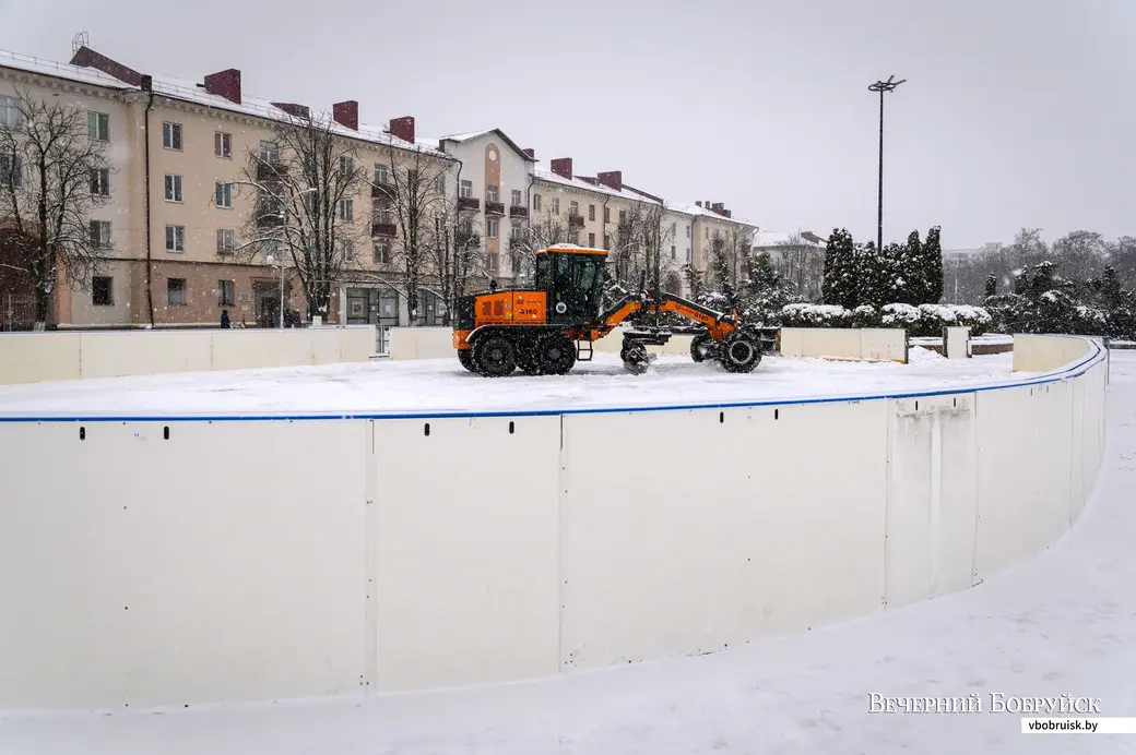 24.11.2022. Бобруйск. Ледовую площадку для катания на коьках построили на площади им. В.И.Ленина