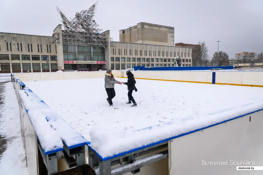 26.11.2022. Бобруйск. Возле Дворца искусств соорудили каток.