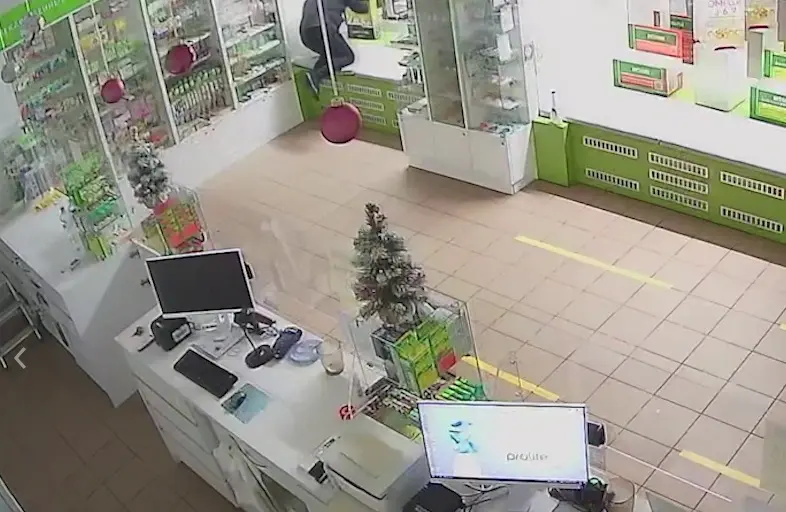 В Могилеве вор вынес деньги из аптеки. Кадр видео.