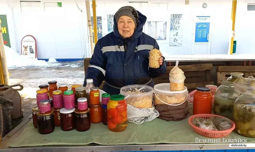01.12.2022, Бобруйск. «Рынок на Красноармейской»: мониторим цены, закупаемся на 20 рублей. Бобруйчанка Валентина предлагает попробовать квашеную капусту.