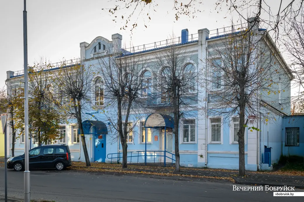 17.10.2022. Бобруйск. Дом на улице Чонгарской, 67. Здание, построенное более ста лет назад в стиле модерн, и сегодня сохранило свой облик и даже большую часть