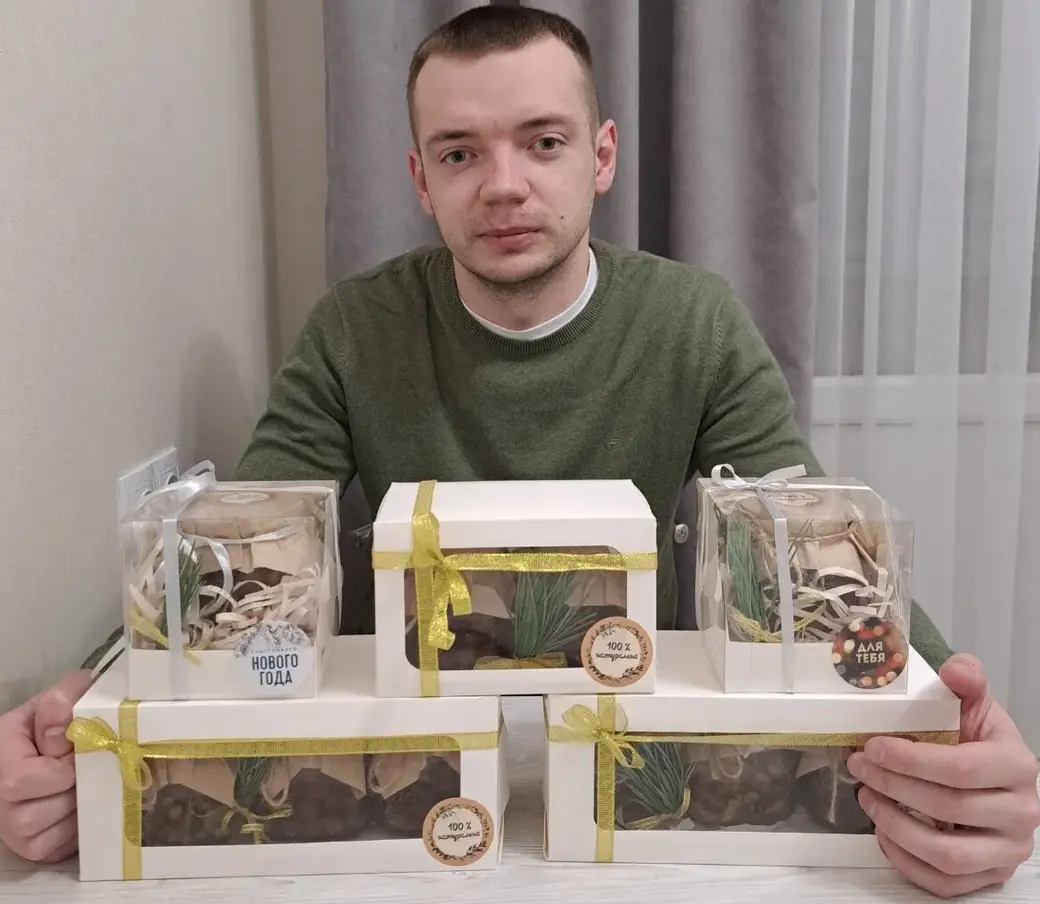 Максим Веревкин с наборами из меда и орехов.