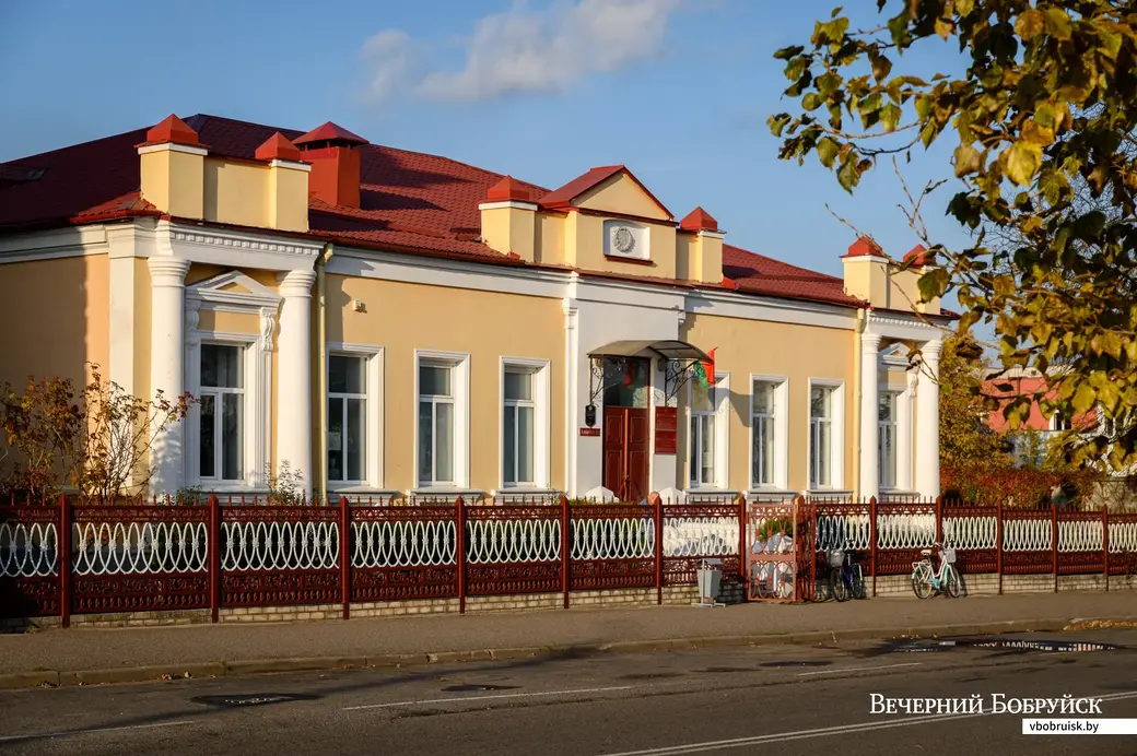 За свою более чем столетнюю жизнь дом утратил часть декоративных элементов. Гомельские реставраторы в начале ХХI века облагородили облик бывшего особняка. Ныне это