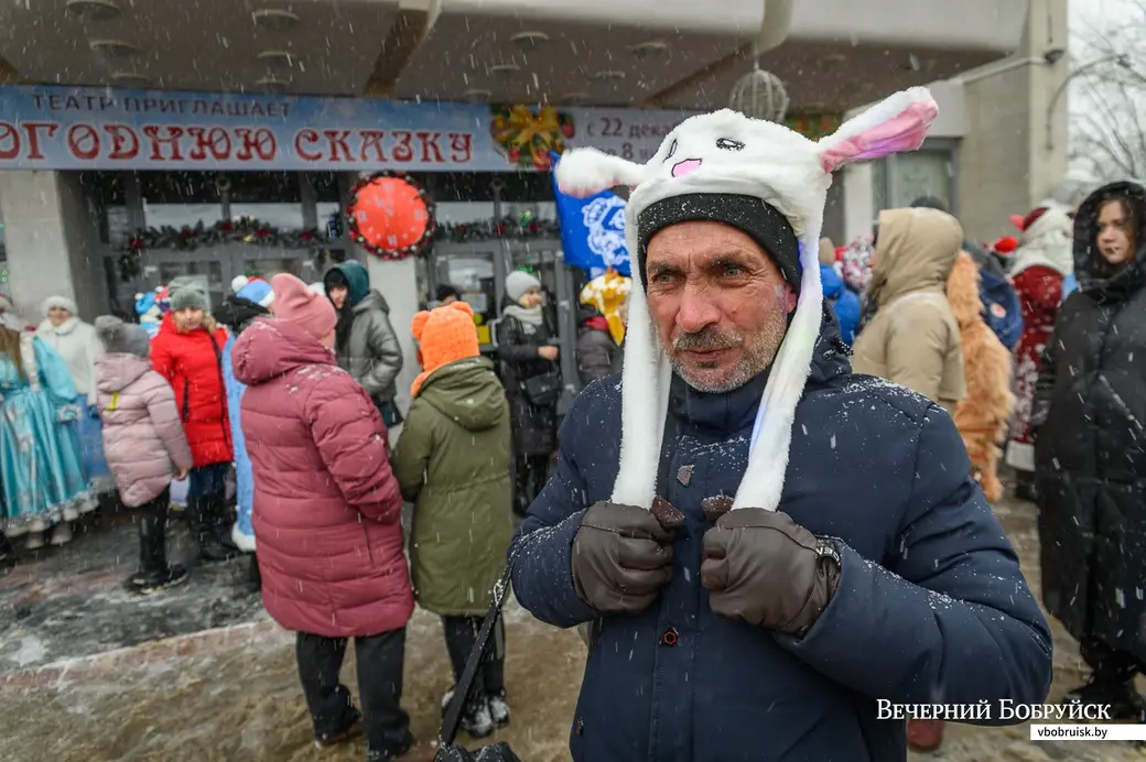 17.12.2022. Бобруйск. Театрализованное шествие Дедов Морозов, Снегурочек и других сказочных персонажей, торжественная церемония зажжения елочных огней на главной елке