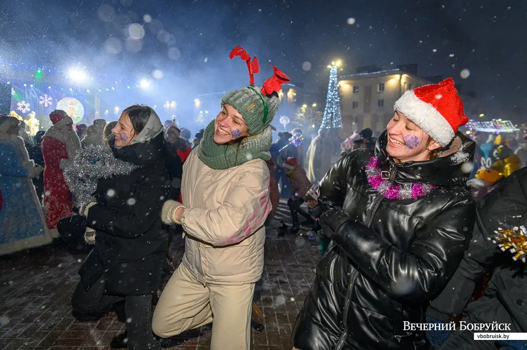17.12.2022. Бобруйск. Театрализованное шествие Дедов Морозов, Снегурочек и других сказочных персонажей, торжественная церемония зажжения елочных огней на главной елке