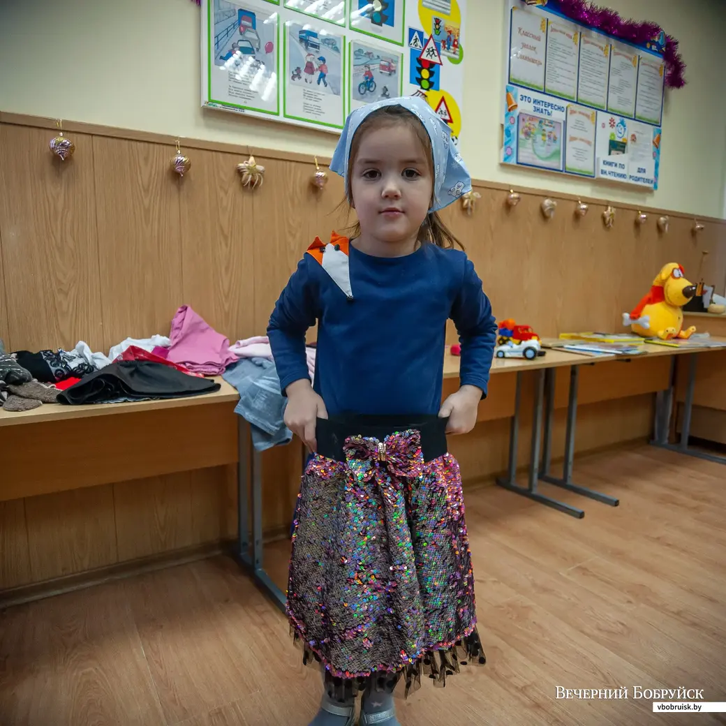 18.12.2022 г. Детский фримаркет в Бобруйске. Алла Манушкина выбрала юбочку для детского сада.