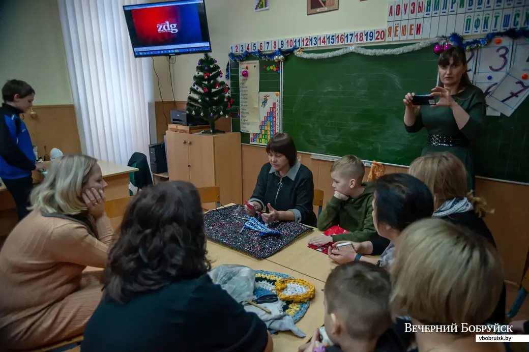 18.12.2022 г. Детский фримаркет в Бобруйске. Мастер-класс от мастериц по изготовлению ковриков из «ненужных» материалов.