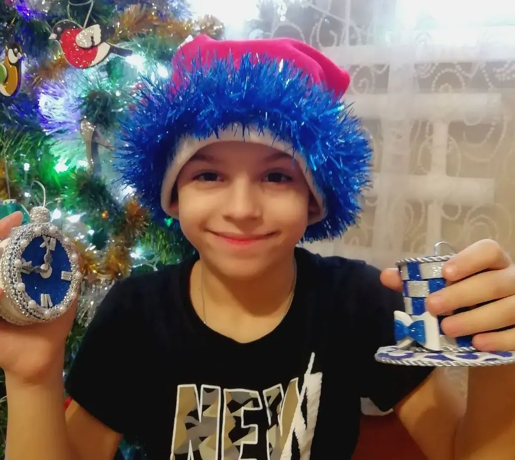 Сын Натальи, Рома, с игрушками из фоамирана.