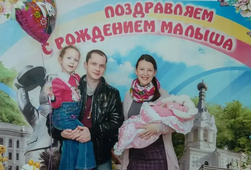 Елена с мужем Александром и дочерьми Надеждой и новорожденной Софией.