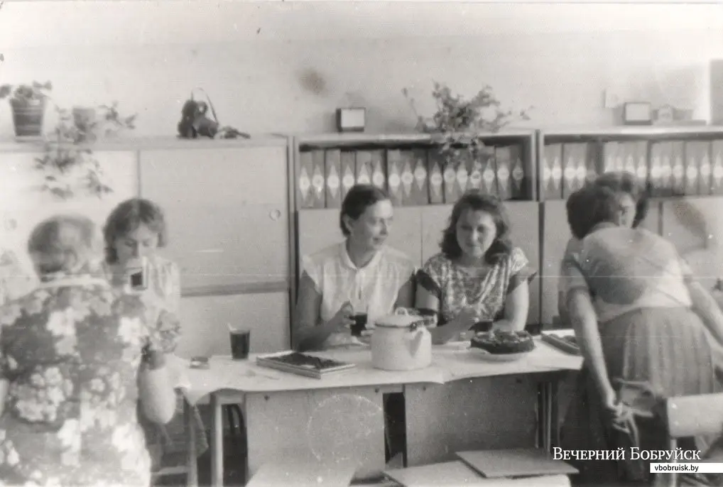 Школа №13, начало 1980-х. Чаепитие между уроками. Учителя: Елена Витальевна Бакач, Лидия Степановна Кравченко, Людмила Ивановна Руденкова.