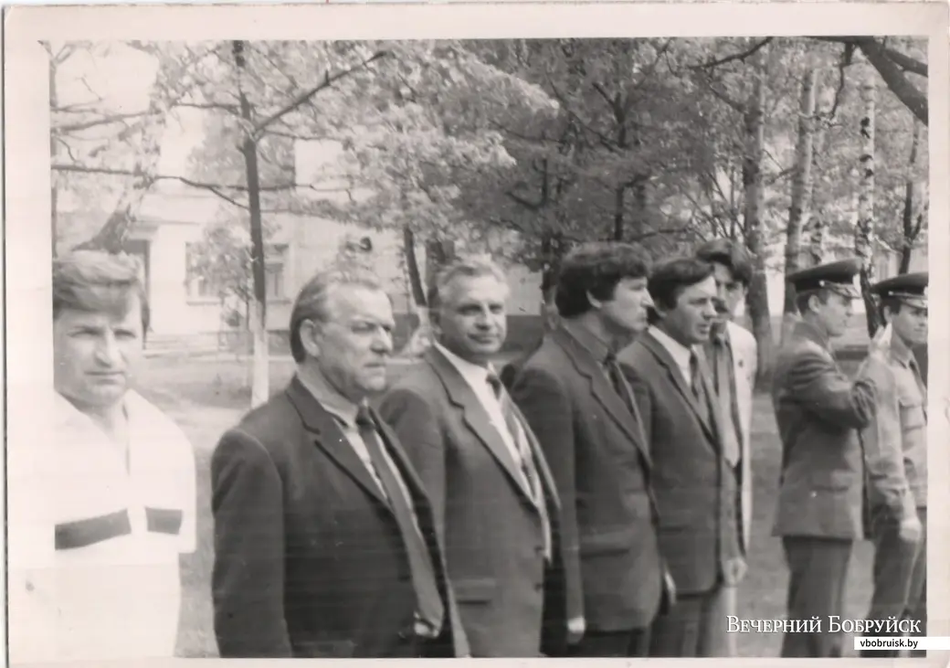 Во время военно-спортивной детской игры «Зарница», Дубовка, 1980-ые. Председатель спорткомитета Валентин Красноруцкий, второго человека наш герой не помнит, затем Гуляев