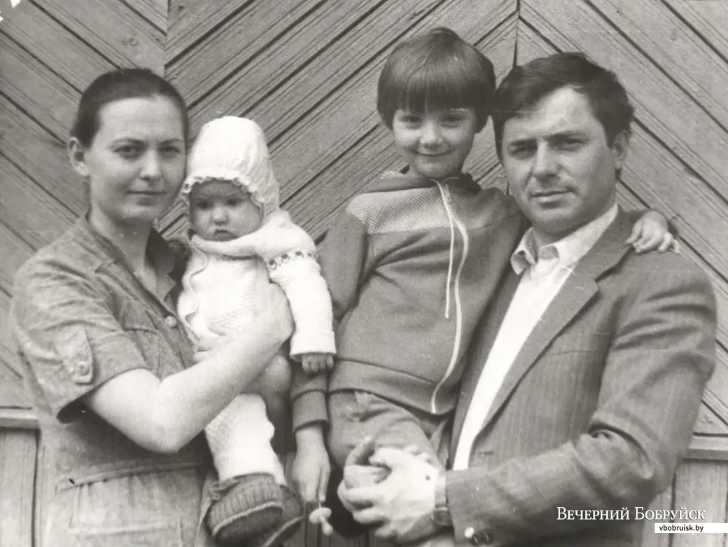 Супруги Кравченко с детьми у родителей в деревне Любоничи, 1984 год.