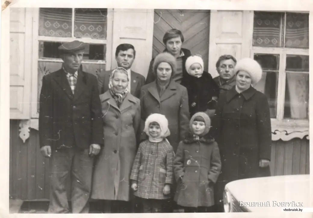 Леонид Николаевич и Лилия Степановна у родителей с родными в деревне Любоничи, 1983 год.