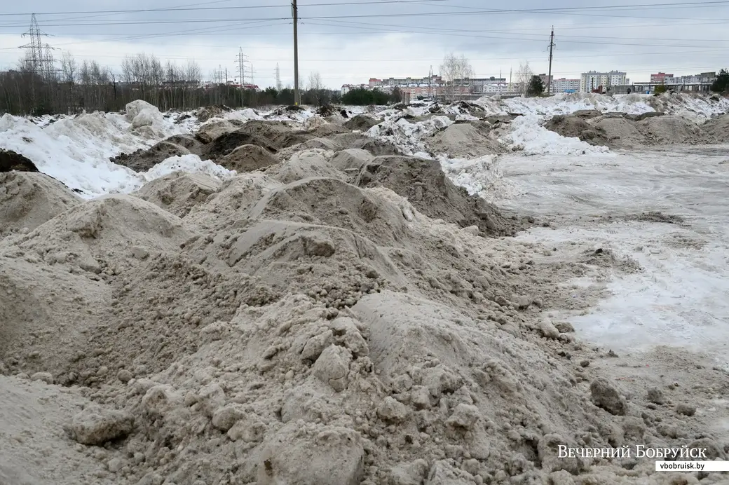 28.12.2022. Бобруйск. Дорожно-эксплуатационное предприятие вывозит снег из города на специальные площадки, где он растает весной