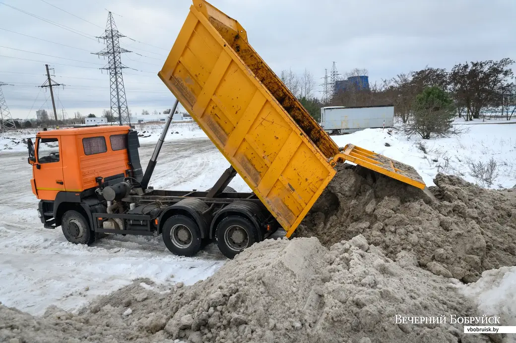 28.12.2022. Бобруйск. Дорожно-эксплуатационное предприятие вывозит снег из города на специальные площадки, где он растает весной