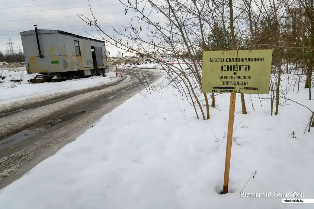 28.12.2022. Бобруйск. Дорожно-эксплуатационное предприятие вывозит снег из города на специальные площадки, где он растает весной