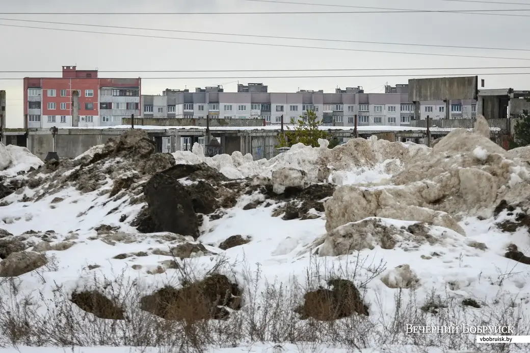 28.12.2022. Бобруйск. Дорожно-эксплуатационное предприятие вывозит снег из города на специальные площадки, где он растает весной