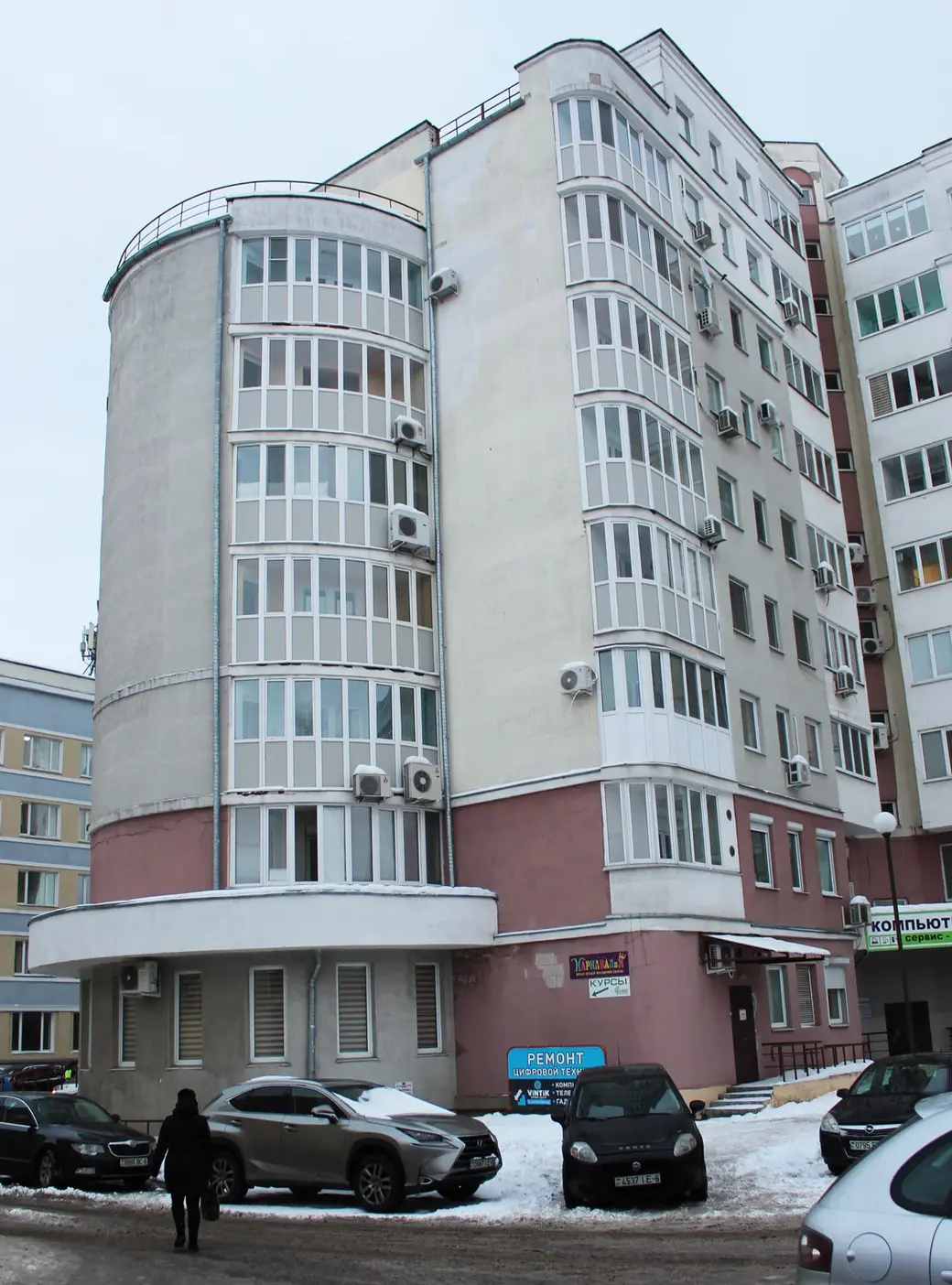 Высотный дом на углу Пожарного переулка и улицы Пионерской, построенный на месте общественных колонки и туалета. Могилев, декабрь, 2022 год.