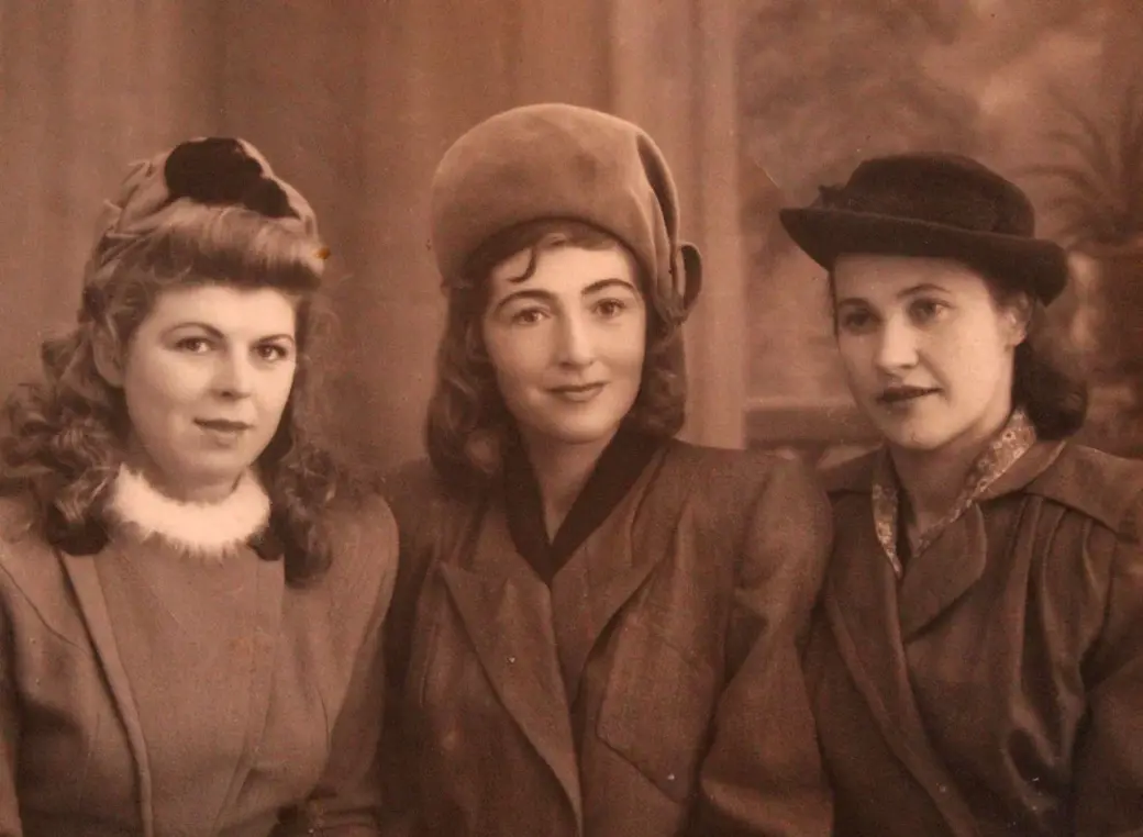 Ираида Львовна Болотовская (в центре фото) с подругами. 1960 год. Фото из семейного альбома Милы Яковлевны Болотовской.
