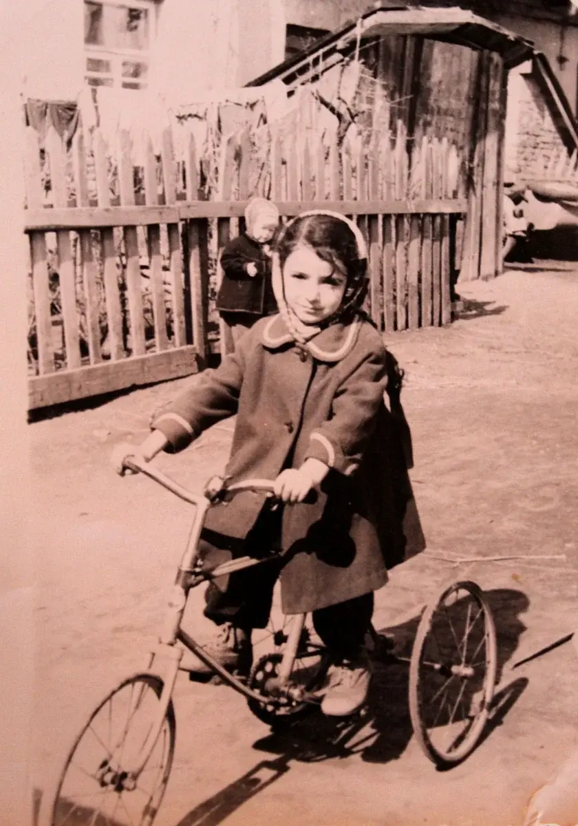 Мила Яковлевна Болотовская в своем родном дворе дома №29 по улице Ленинской. Начало 1960-х. Фото из семейного альбома Милы Яковлевны Болотовской.