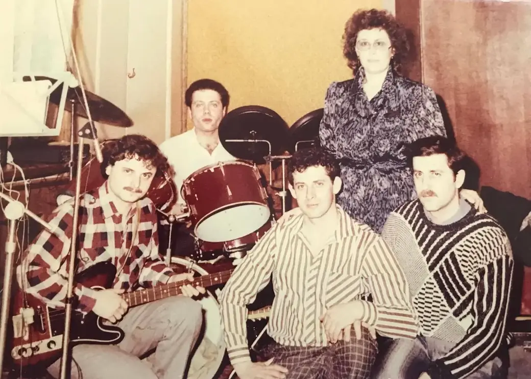 Эстрадный коллектив Эммы Станкевич, в котором играл Леонид в 1987-1989 годах. Наш герой - за барабанами.