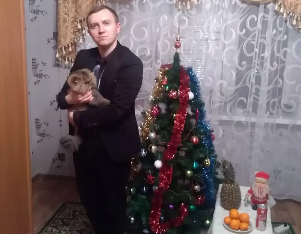 Владислав Малошик со своей кошкой Браун.