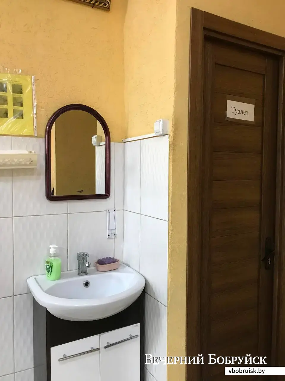 Умывальник вы найдете сразу, потому что он находится прямо в зале.