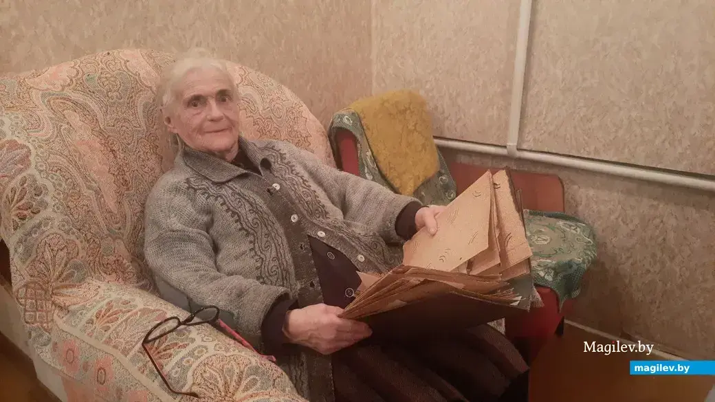 Январь 2023 года, Могилев. Надежда Александровна Федорович с фотоальбомом. Есть там и «раритетные» снимки середины XX века.