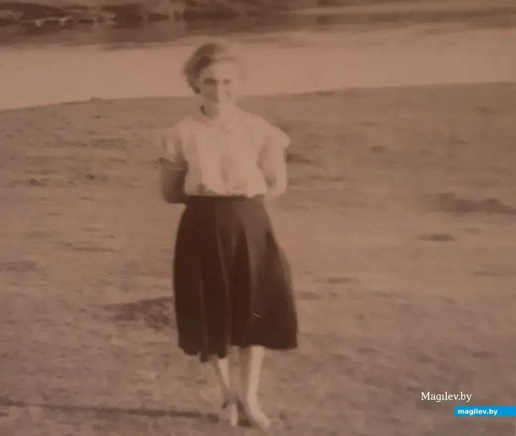 1950-е годы. Могилев, Подниколье. Наша собеседница в молодости предпочитала ходить пешком. Фото из ее личного архива.