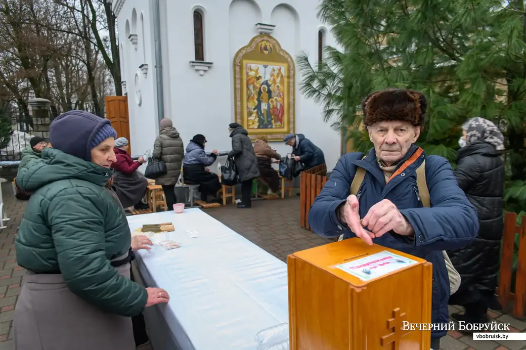 19.01.2023. Свято-Георгиевская церковь. Православные верующие набирают Крещенскую воду