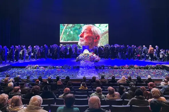 Вахтанга Кикабидзе проводили в последний путь аплодисментами.