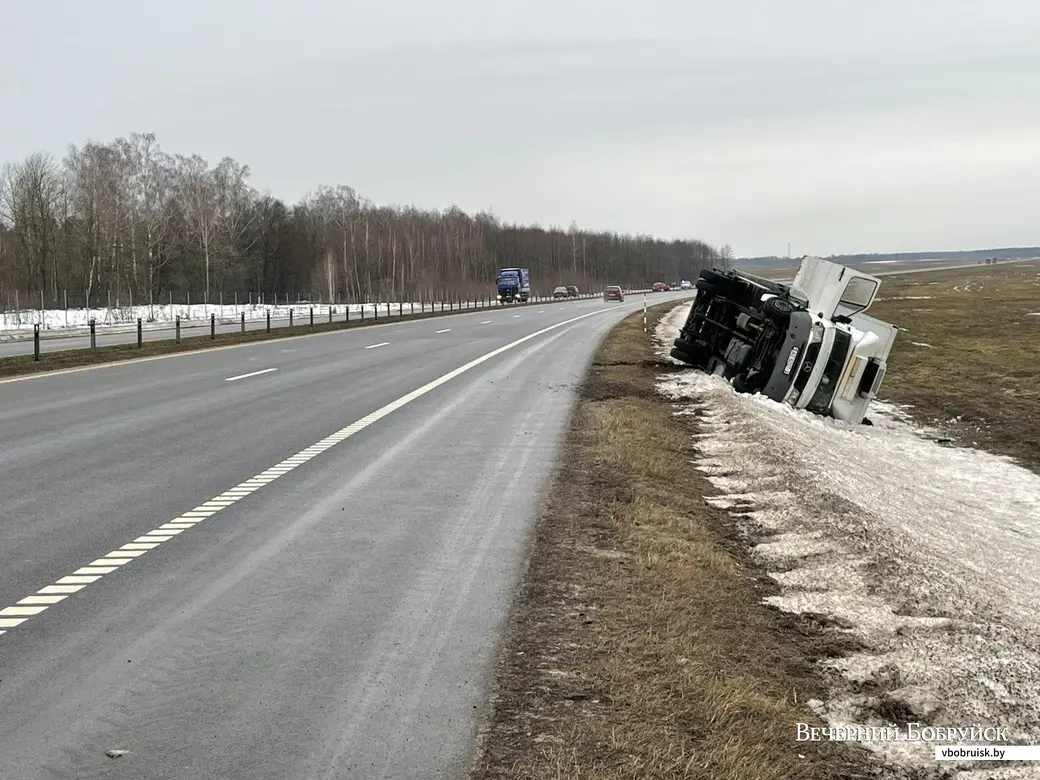 19 января, автодорога Минск-Гомель между агрогородком Телуша и деревней Плесы в Бобруйском районе. Фото: УВД Могилевского облисполкома.