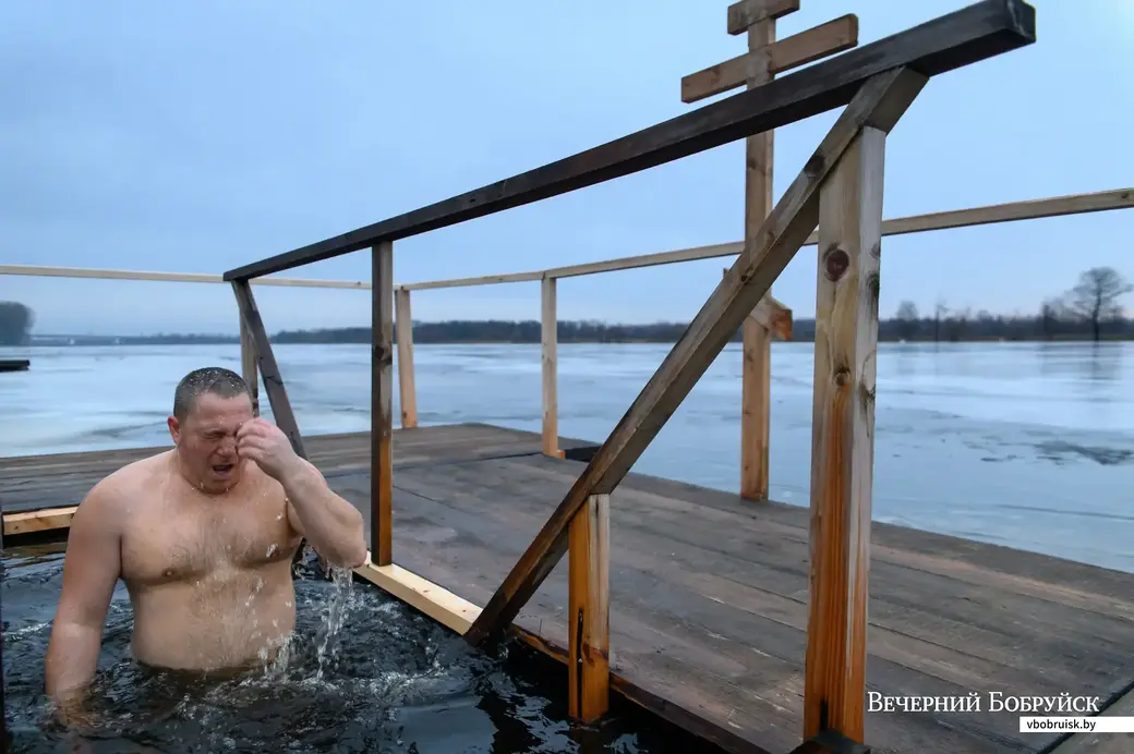19.01.2023. Гребная база УОР. По традиции на Крещение православные верующие и все любители экстрима совершают окунание в ледяную купель. 19 января 2023 года выдалась