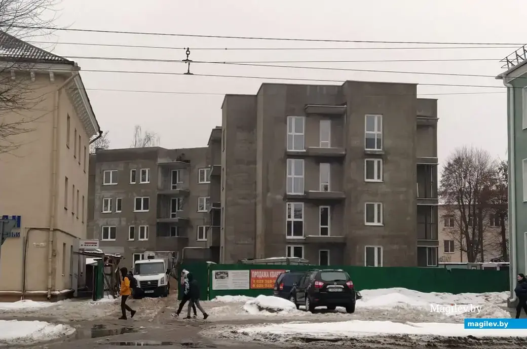 Могилев. Четырехэтажный дом на Первомайской рядом с исторической застройкой.