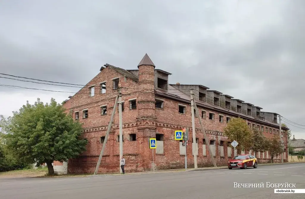 В начале ХХ века дом на углу Муравьевской и Шосссейной (ныне Социалистическая и Бахарова), где размещалась знаменитая «аптека Розовского», принадлежал бобруйской мещанке
