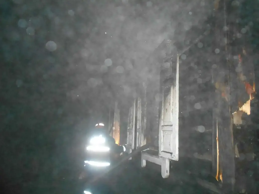 23.01.23г. На улице Кирова в Бобруйске ночью горел дом – хозяин пытался тушить пламя и получил ожоги. Фото: Бобруйский ГРОЧС