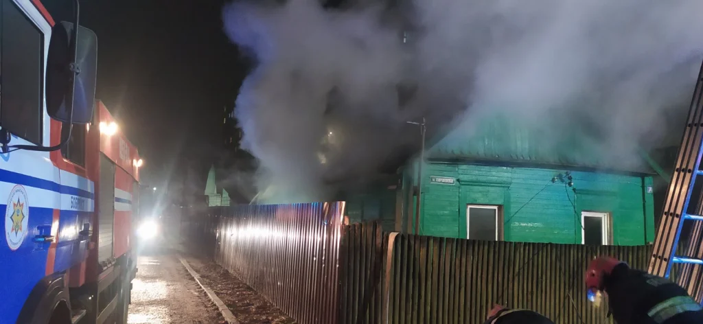 23.01. 2023 г. Прохожие сообщили о пожаре жилого дома в Бобруйске по улице Спартаковской. Фото: Бобруйский ГРОЧС