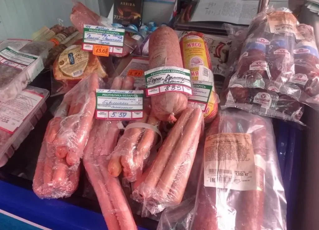 В продаже находилось 12 наименований колбасных изделий и мясных полуфабрикатов с истекшими сроками годности.