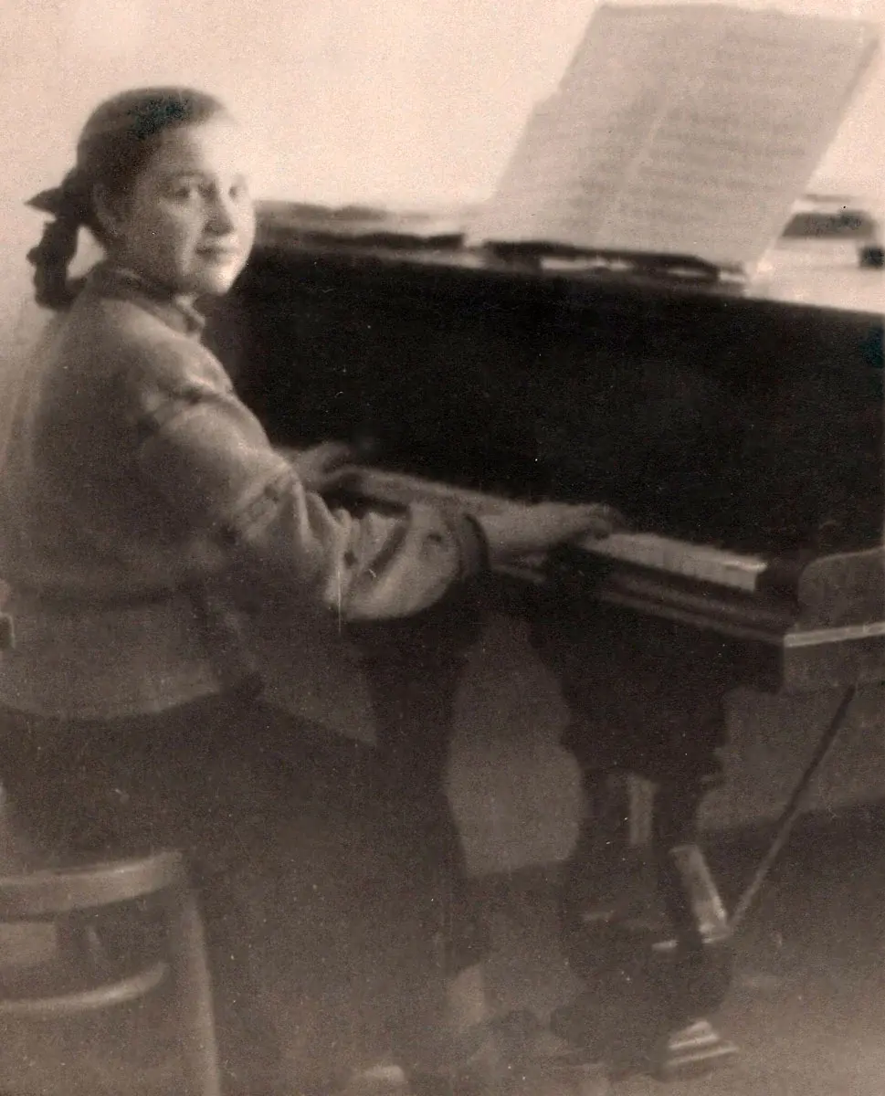 Мама Елены Цвикевич Наталья Сергеевна за роялем. Январь 1953 года. Фото из семейного архива.