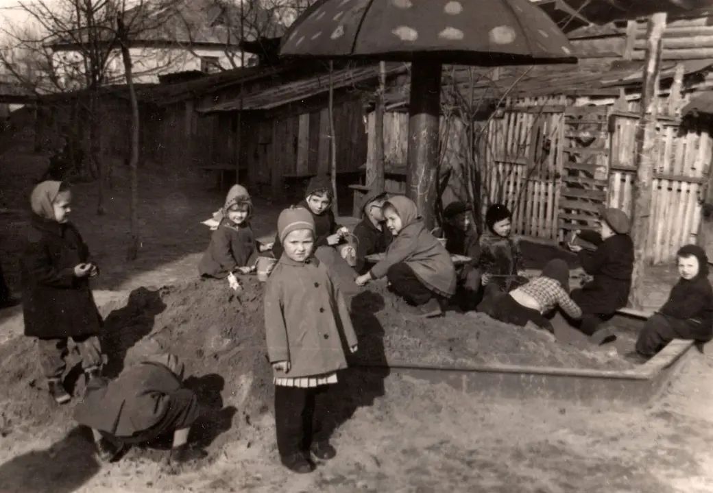 Дети дома №20 по улице Менжинского в Могилеве в песочнице двора. Начало 60-х. Могилев. Фото из семейного архива.