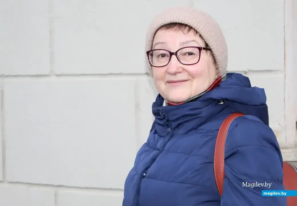 Елена Цвикевич возле дома №20 по улице Менжинского в Могилеве. Январь 2023-го.