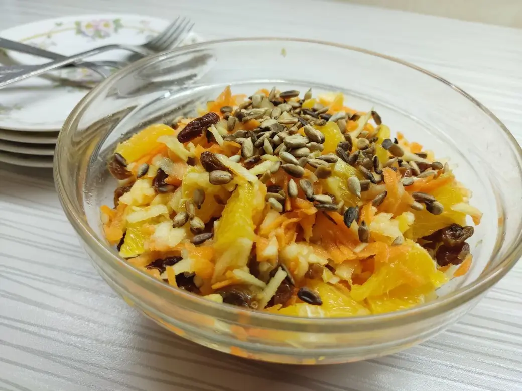Салат с морковью, яблоками и апельсинами готов!